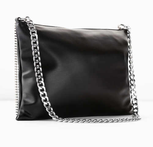 Černá kožená kabelka přes rameno s kovovým řetízkem
