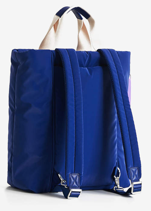 Díky popruhům lze tašku používat jako batoh