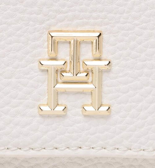 Zlaté logo Tommy Hilfiger na kabelce