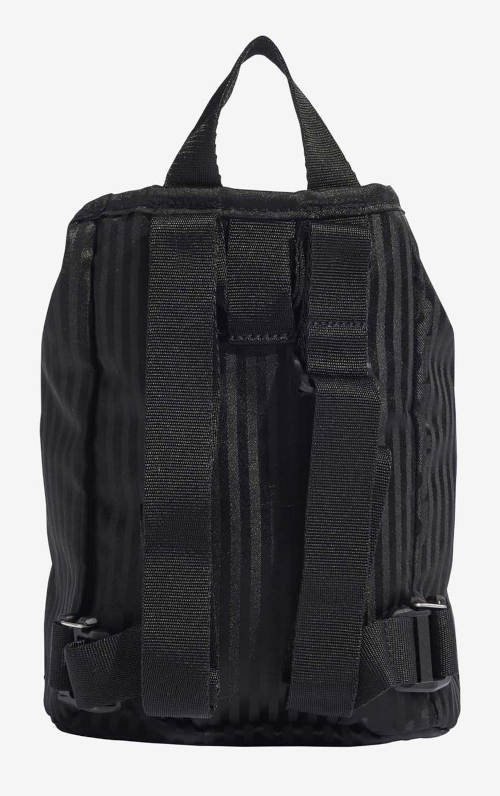 Menší černý městský batoh adidas