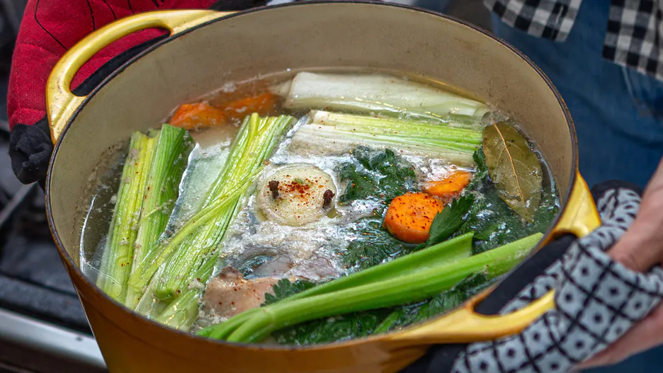 Do vývaru přidávám jen dva plátky. Polévka je pak velmi chutná a nepotřebuje žádné umělé koření.