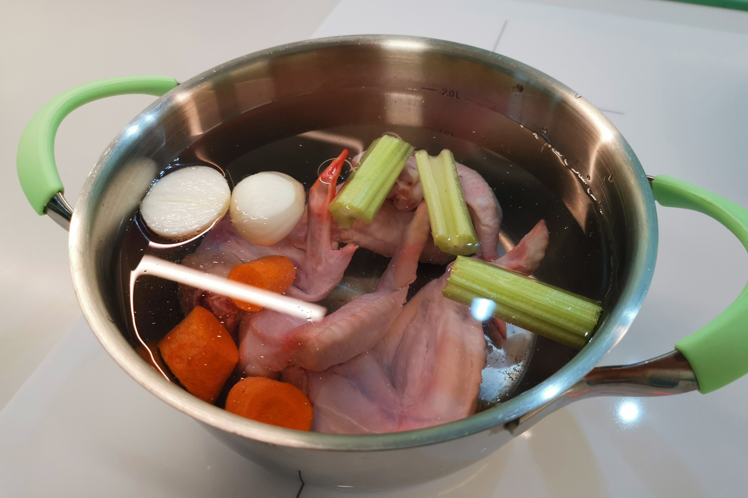 Do vývaru přidávám jen dva plátky. Polévka je pak velmi chutná a nepotřebuje žádné umělé koření.